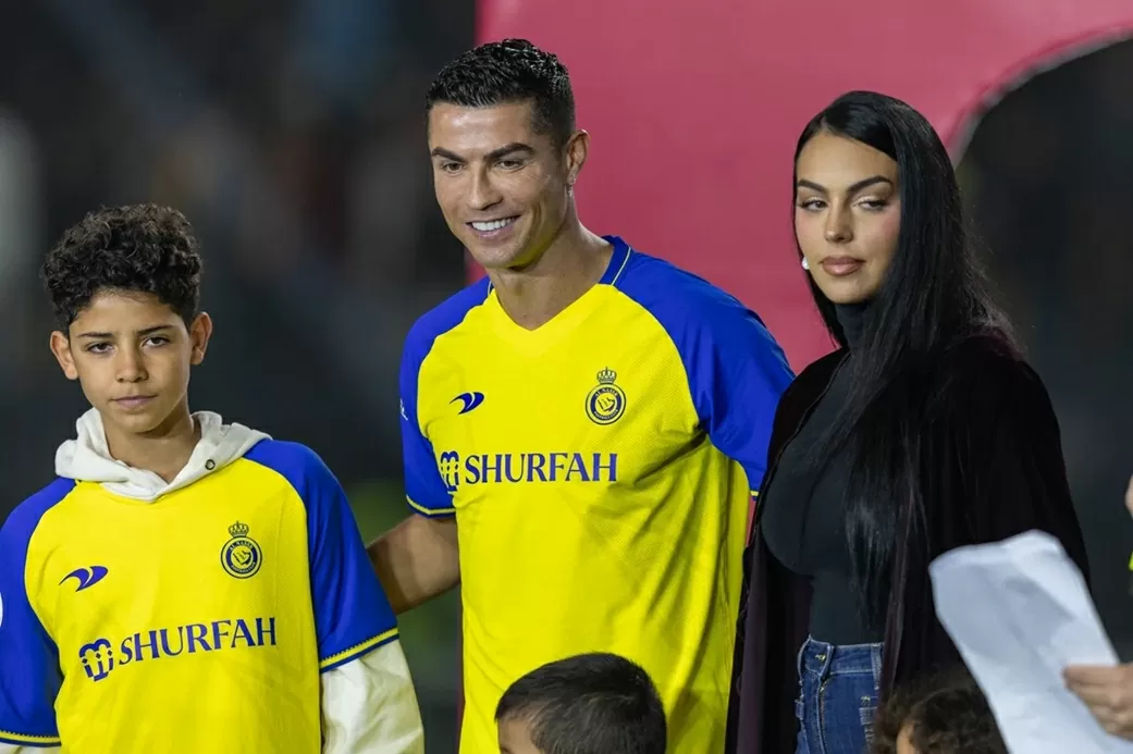 Bạn gái Ronaldo gây sốt với diện mạo mới lạ