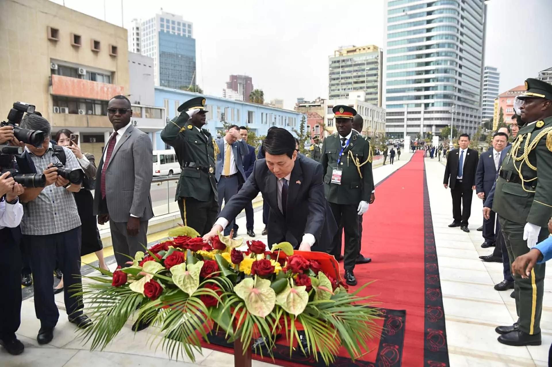Chủ tịch nước Lương Cường thực hiện các hoạt động tưởng niệm tại các địa danh lịch sử biểu tượng cho tình hữu nghị Việt Nam-Angola