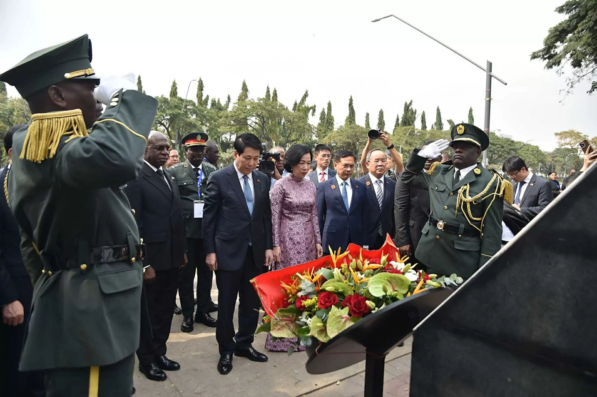 Chủ tịch nước Lương Cường thực hiện các hoạt động tưởng niệm tại các địa danh lịch sử biểu tượng cho tình hữu nghị Việt Nam-Angola