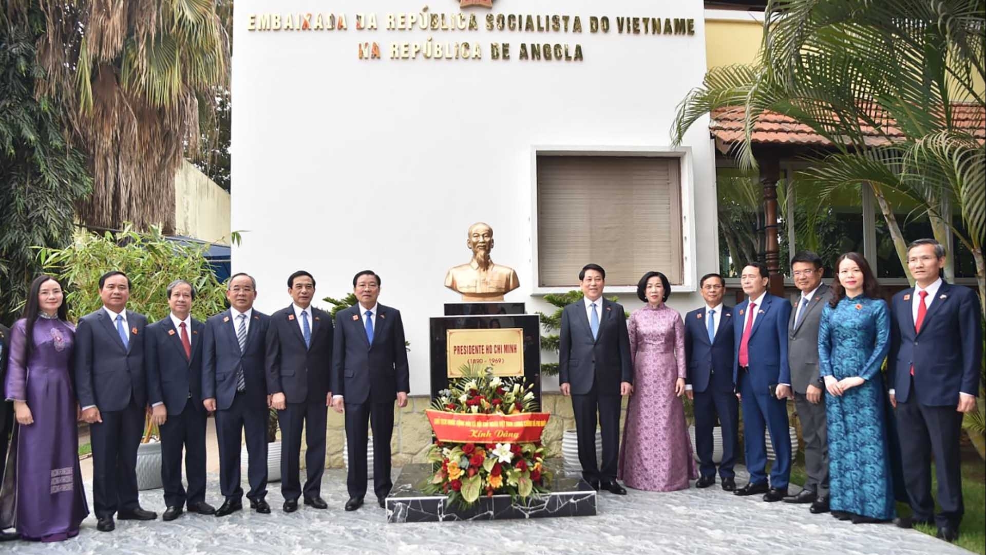 Chủ tịch nước thăm Đại sứ quán Việt Nam tại Angola và đặt hoa tưởng niệm tại các địa danh lịch sử biểu tượng cho tình hữu nghị hai nước