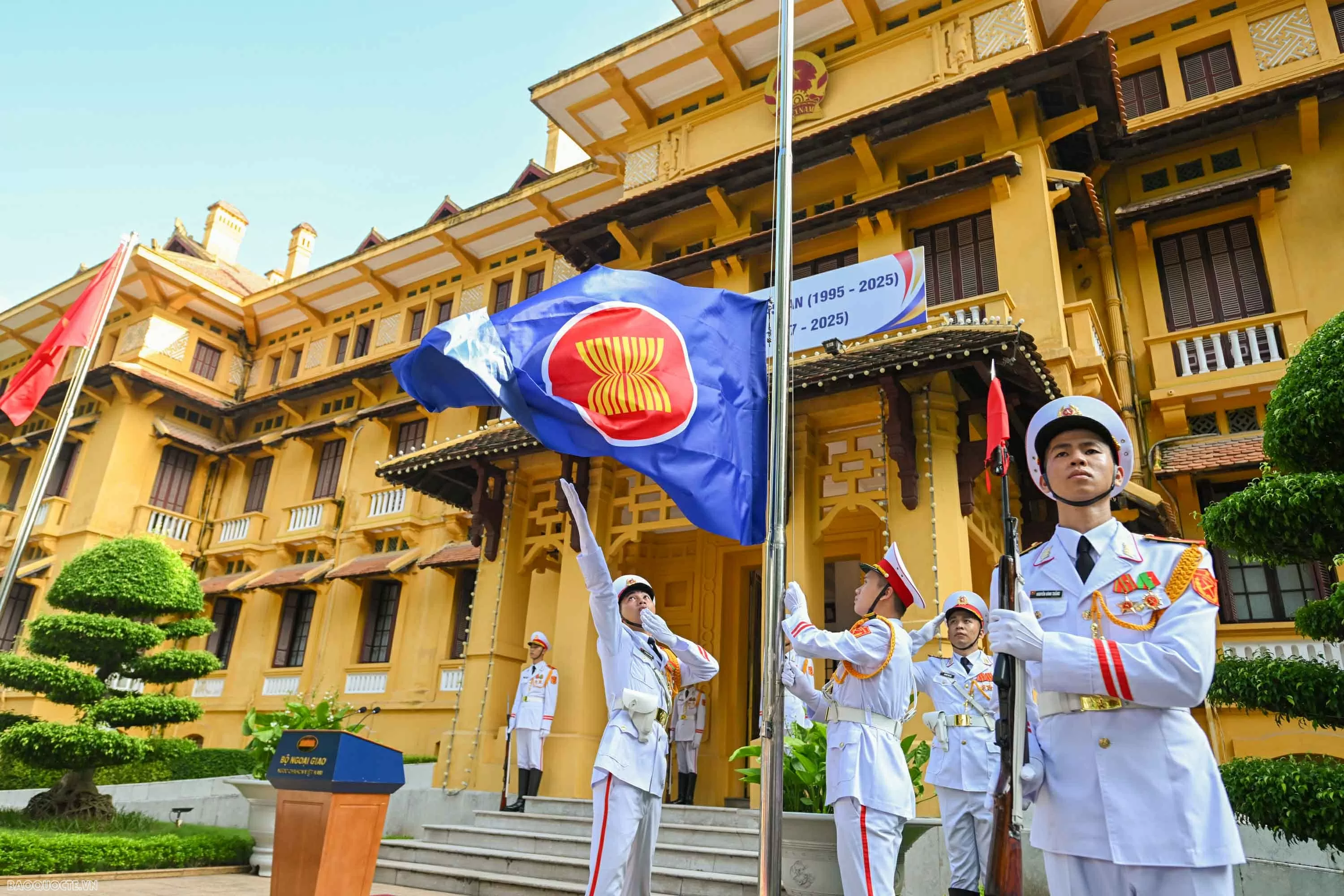 Lá cờ ASEAN được gắn vào dây và từ từ kéo lên trước sự chứng kiến của quan khách. (Ảnh: Nguyễn Hồng) Lá cờ ASEAN được gắn vào dây và từ từ kéo lên trước sự chứng kiến của quan khách. (Ảnh: Nguyễn Hồng)