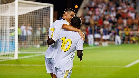 Ronaldo nhường Mane sút penalty trong ngày lập hat-trick