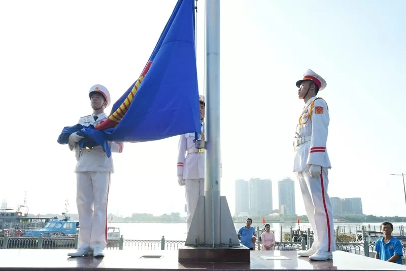 Lễ thượng cờ kỷ niệm 58 năm thành lập ASEAN và 30 năm Việt Nam gia nhập Hiệp hội diễn ra trang trọng tại Tp. HCM