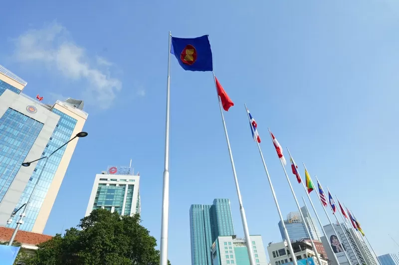 Lễ thượng cờ kỷ niệm 58 năm thành lập ASEAN và 30 năm Việt Nam gia nhập Hiệp hội diễn ra trang trọng tại Tp. HCM