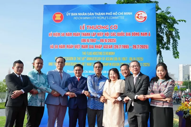 Lễ thượng cờ kỷ niệm 58 năm thành lập ASEAN và 30 năm Việt Nam gia nhập Hiệp hội diễn ra trang trọng tại Tp. HCM