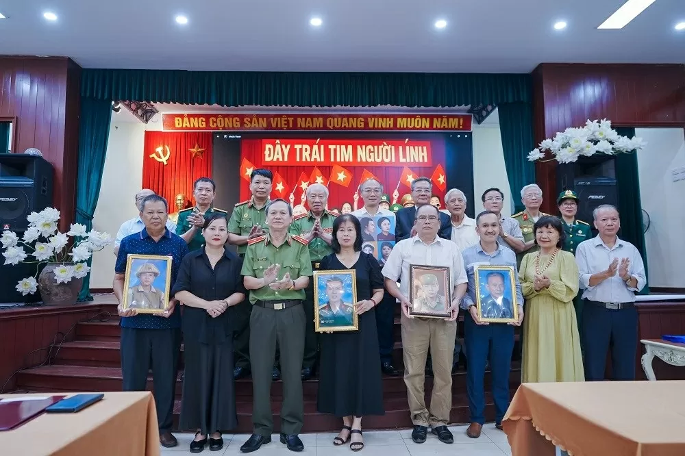 Trao tặng di ảnh Anh hùng - Liệt sĩ Võ Thị Sáu cho Bảo tàng Phụ nữ Việt Nam