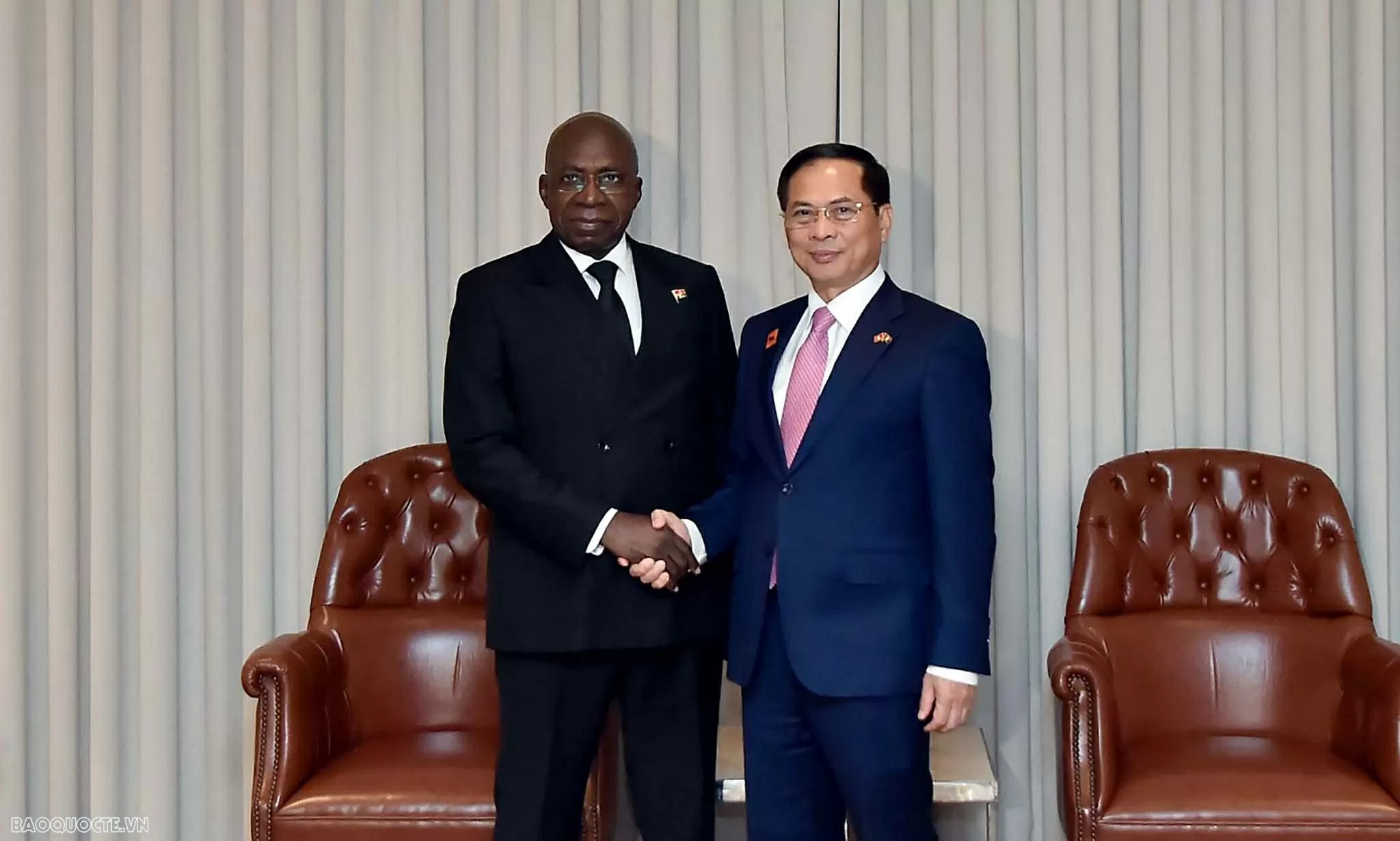 Phó Thủ tướng, Bộ trưởng Ngoại giao Bùi Thanh Sơn gặp Bộ trưởng Ngoại giao Angola Téte António. (Ảnh: Quang Hòa) Phó Thủ tướng, Bộ trưởng Ngoại giao Bùi Thanh Sơn gặp Bộ trưởng Ngoại giao Angola Téte António. (Ảnh: Quang Hòa)