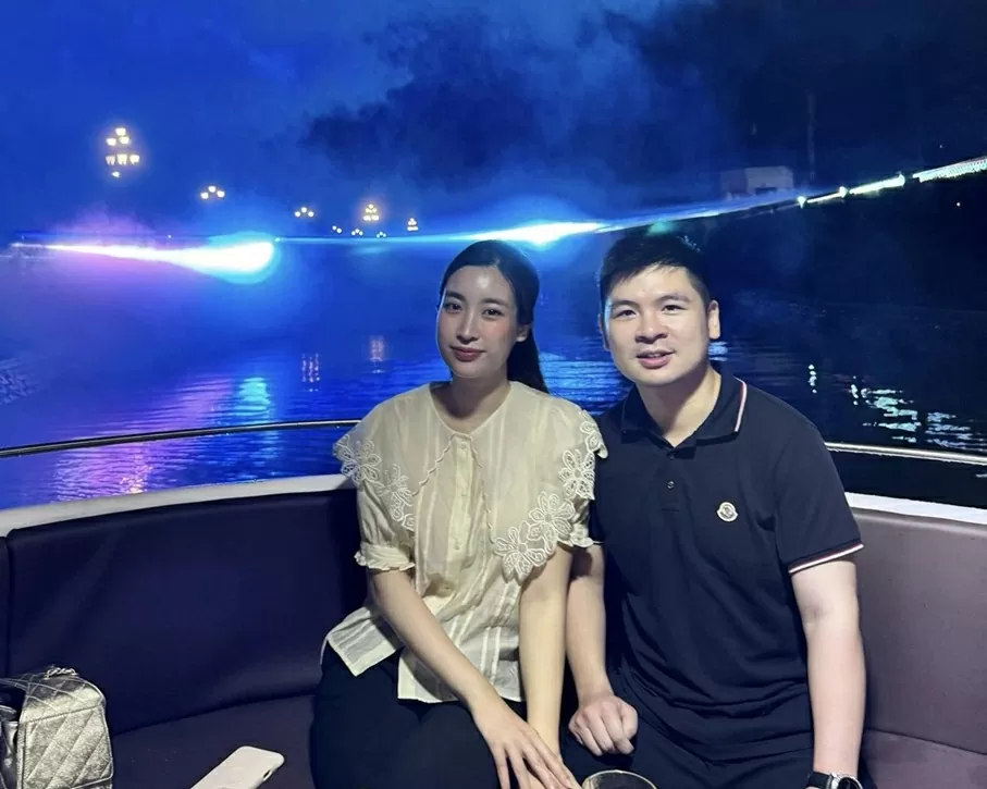Ngày 5/8, doanh nhân Đỗ Vinh Quang khoe cùng bà xã ngồi du thuyền thưởng ngoạn Hoa hậu Đỗ Mỹ Linh và chồng doanh nhân đồng điệu sắc màu thời trang mỗi chuyến du lịch