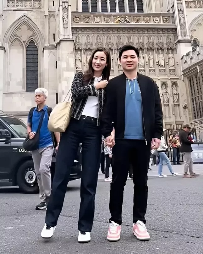 Hoa hậu Đỗ Mỹ Linh và chồng doanh nhân đồng điệu thời trang hàng hiệu mỗi chuyến du lịch Hoa hậu Đỗ Mỹ Linh và chồng doanh nhân đồng điệu thời trang hàng hiệu mỗi chuyến du lịch