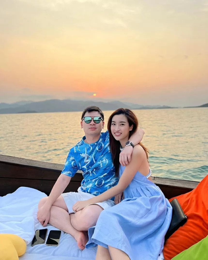 Hoa hậu Đỗ Mỹ Linh và chồng doanh nhân đồng điệu thời trang hàng hiệu mỗi chuyến du lịch