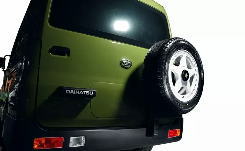 Phía sau nổi bật với bánh dự phòng gắn trên cửa hậu – một thiết kế đậm chất SUV việt dã.
