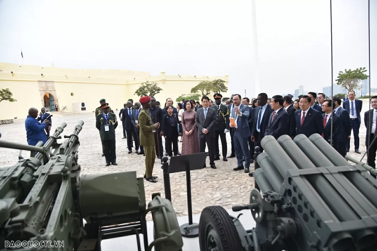 Chủ tịch nước Lương Cường thăm Bảo tàng Lịch sử quân đội Angola