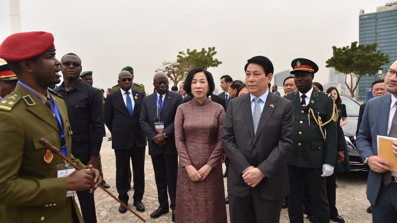 Chủ tịch nước Lương Cường thăm Bảo tàng Lịch sử quân đội Angola