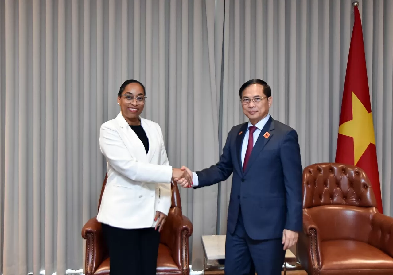 Phó Thủ tướng, Bộ trưởng Ngoại giao Bùi Thanh Sơn tiếp tập đoàn Sonagol. (Ảnh: Quang Hòa) Phó Thủ tướng, Bộ trưởng Ngoại giao Bùi Thanh Sơn tiếp tập đoàn Sonagol. (Ảnh: Quang Hòa)