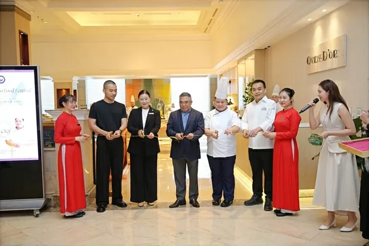 Đại sứ Philippines tại Việt Nam Meynardo Los Banos Montealegre và các đại biểu cắt băng khai mạc Tuần lễ ẩm thực Philippines tháng 6/2025. (Ảnh: Ánh Kim)
