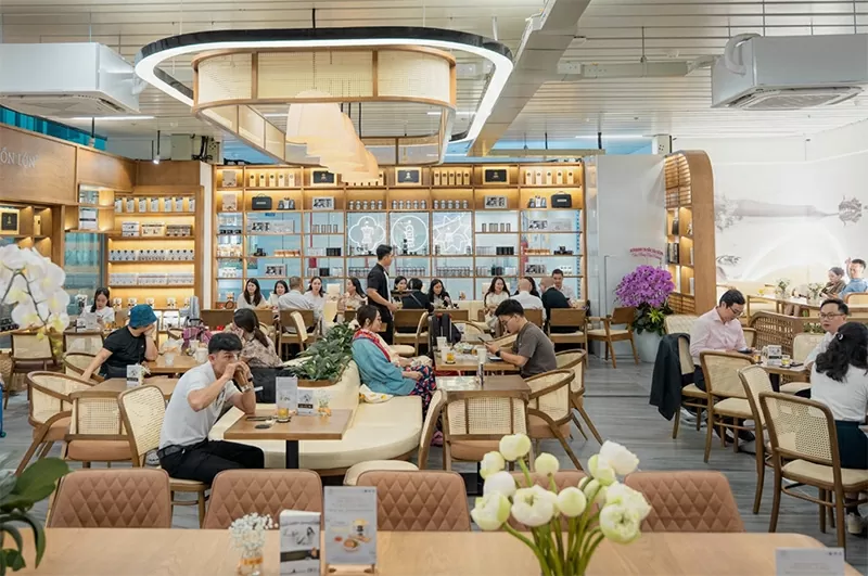 Đông đảo khách mời, người yêu cà phê đến tham dự và trải nghiệm không gian Thế Giới Cà Phê Trung Nguyên Legend tại Nhà ga T3 Sân bay quốc tế Tân Sơn Nhất trong ngày khai trương.