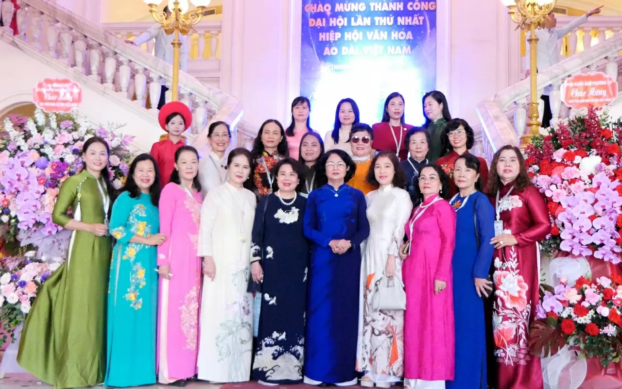 Nguyên Phó Chủ tịch nước Đặng Thị Ngọc Thịnh và Phu nhân Vũ Thị Bích Ngọc chụp ảnh chung với các thành viên Hiệp hội Văn hóa Áo dài Việt Nam. (Ảnh: Thành Long)