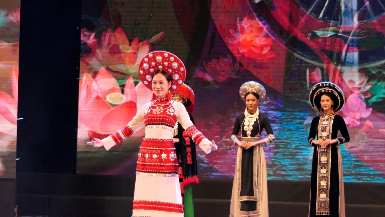 NTK Hàn Phượng và NSƯT Chiều Xuân tham gia vào các tiết mục văn nghệ chào mừng buổi ra mắt. (Ảnh: Thành Long)