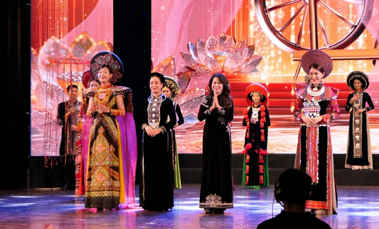 NTK Hàn Phượng và NSƯT Chiều Xuân tham gia vào các tiết mục văn nghệ chào mừng buổi ra mắt. (Ảnh: Thành Long)