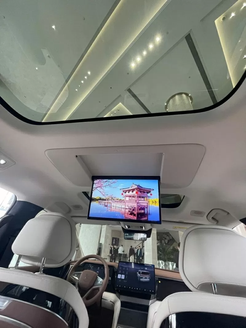 Không gian nội thất của BYD M9 được bố trí theo cấu hình 3 hàng ghế với 7 chỗ ngồi, mang lại sự rộng rãi và tiện nghi cho cả gia đình.