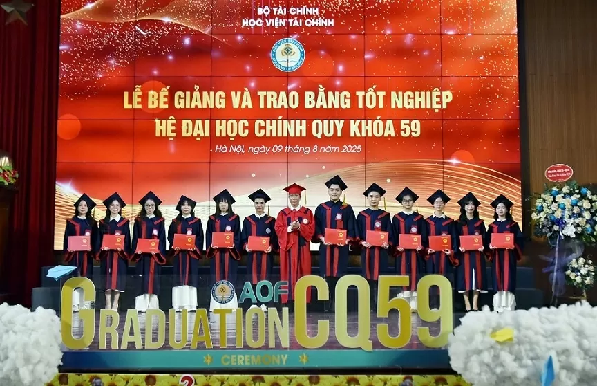Giám đốc Học viện Tài chính Nguyễn Đào Tùng trao bằng tốt nghiệp cho các tân cử nhân khóa 59. (Nguồn: HVTC)