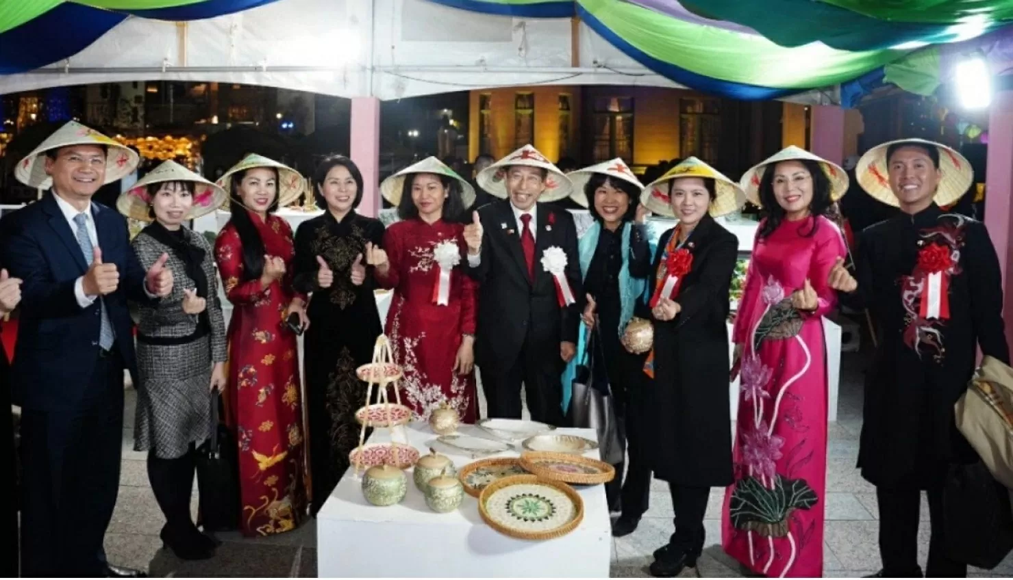 Tổng Lãnh sự Vũ Chi Mai cùng Thống đốc tỉnh Fukuoka và Lãnh đạo thành phố Hà Nội tham quan các gian hàng tại Lễ hội Hà Nội tại Fukuoka tháng 11/2023) Tổng Lãnh sự Vũ Chi Mai cùng Thống đốc tỉnh Fukuoka và Lãnh đạo thành phố Hà Nội tham quan các gian hàng tại Lễ hội Hà Nội tại Fukuoka tháng 11/2023)