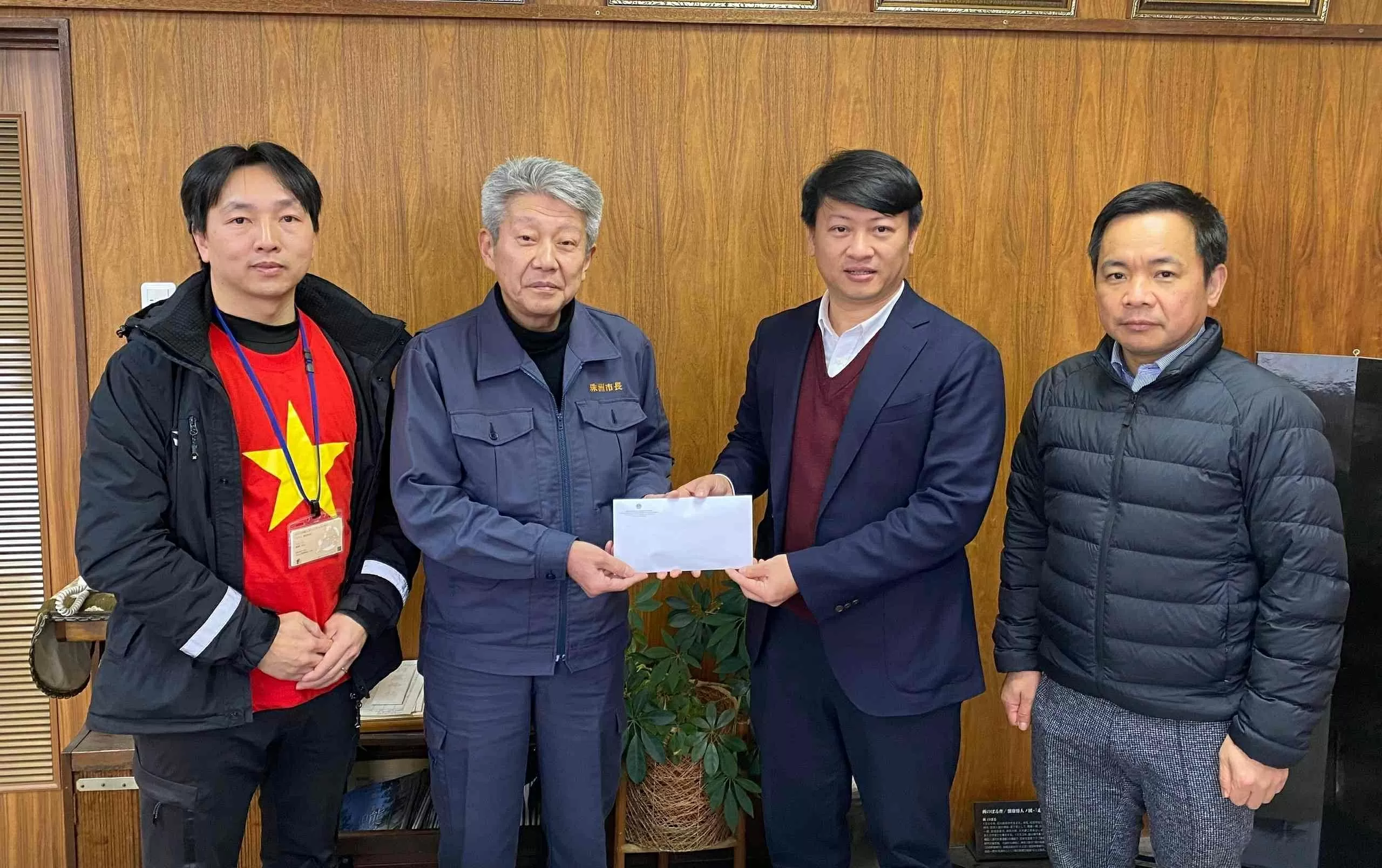 TLSQ cùng với các hội đoàn, công ty, tổ chức và các nhà hảo tâm, cộng đồng người Việt Nam quyên góp ủng hộ người dân Nhật Bản tại khu vực động đất ở tỉnh Ishikawa)