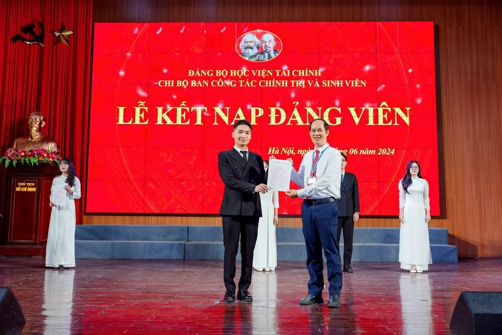 Đỗ Viết Duy Khiêm - một trong 12 Thủ khoa Học viện Tài chính tại Lễ kết nạp Đảng viên. (Nguồn: HVTC)