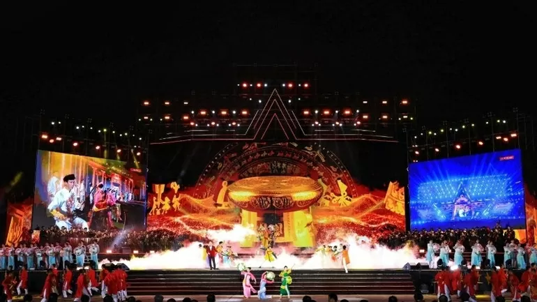 Lãnh đạo Đảng, Nhà nước dự Chương trình chính luận nghệ thuật 'Dưới cờ vinh quang''