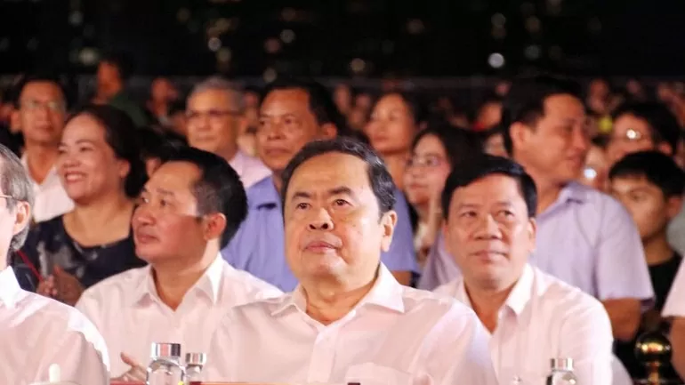 Lãnh đạo Đảng, Nhà nước dự Chương trình chính luận nghệ thuật 'Dưới cờ vinh quang'' Lãnh đạo Đảng, Nhà nước dự Chương trình chính luận nghệ thuật 'Dưới cờ vinh quang''