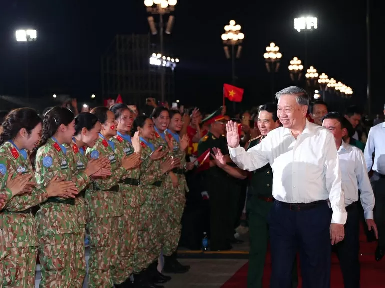 Lãnh đạo Đảng, Nhà nước dự Chương trình chính luận nghệ thuật 'Dưới cờ vinh quang''