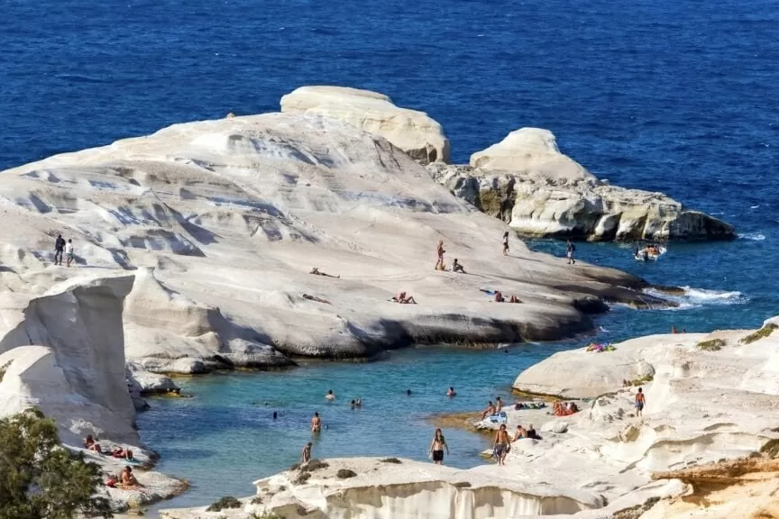 Bãi biển Sarakinikos trên đảo Milos được hàng ngàn khách du lịch ghé thăm mỗi năm Ảnh: Depositohotos/vverve. Bãi biển Sarakinikos trên đảo Milos được hàng ngàn khách du lịch ghé thăm mỗi năm Ảnh: Depositohotos/vverve.