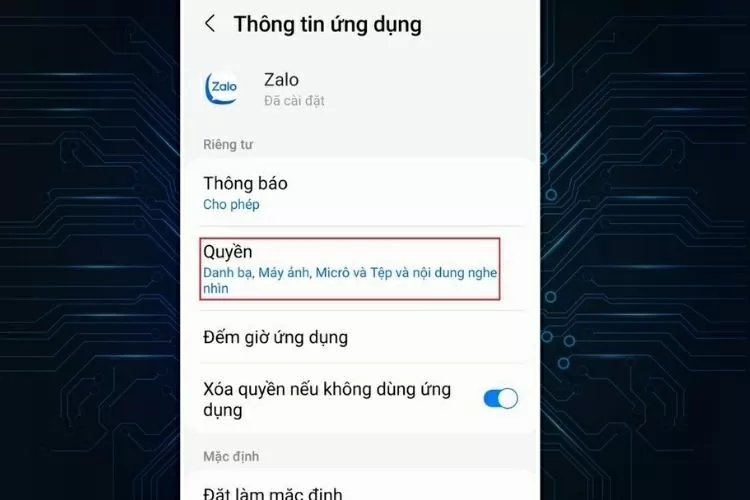 Tìm và nhấn vào mục Quyền (Permissions). 