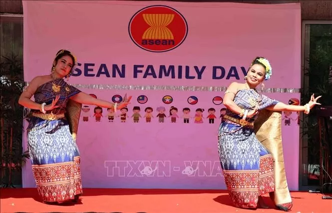 Rực rỡ nét đẹp đoàn kết ASEAN giữa trái tim châu Âu Rực rỡ nét đẹp đoàn kết ASEAN giữa trái tim châu Âu