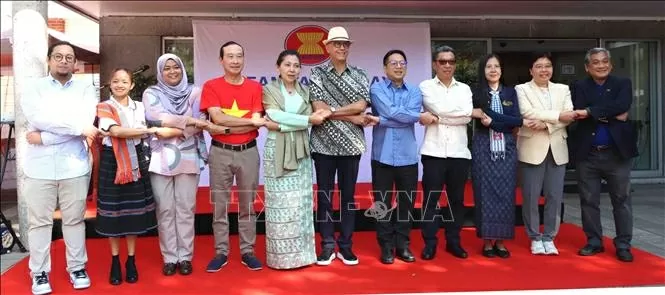 Rực rỡ nét đẹp đoàn kết ASEAN giữa trái tim châu Âu Rực rỡ nét đẹp đoàn kết ASEAN giữa trái tim châu Âu