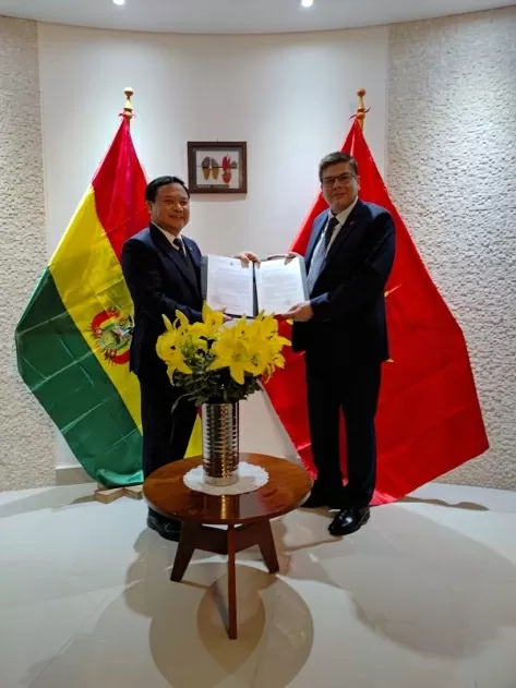 Đại sứ Bùi Văn Nghị trao Quyết định của Phó Thủ tướng, Bộ trưởng Ngoại giao Bùi Thanh Sơn về việc bổ nhiệm lại ông Miguel Angel Pérez Peña làm Lãnh sự danh dự Việt Nam tại Bolivia.