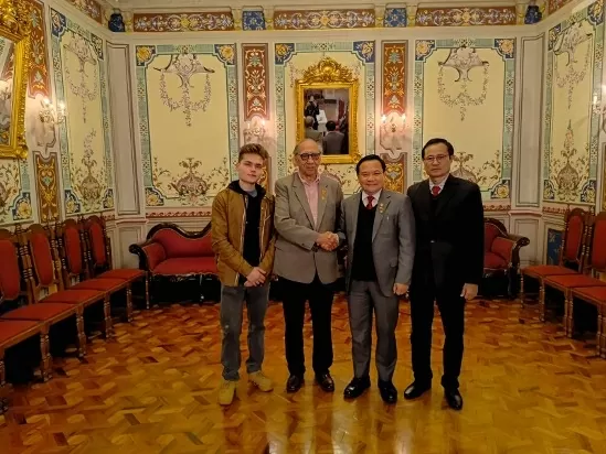 Đại sứ Bùi Văn Nghị làm việc với Bí thư thứ nhất Đảng Cộng sản Bolivia Ignacio Mendoza Pizarro. Đại sứ Bùi Văn Nghị làm việc với Bí thư thứ nhất Đảng Cộng sản Bolivia Ignacio Mendoza Pizarro.