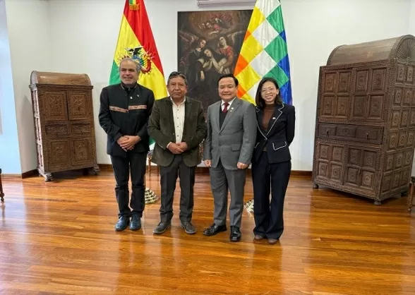 Phó Tổng thống Bolivia David Choquehuanca Céspedes tiếp Đại sứ Bùi Văn Nghị và đoàn công tác của Đại sứ quán. Phó Tổng thống Bolivia David Choquehuanca Céspedes tiếp Đại sứ Bùi Văn Nghị và đoàn công tác của Đại sứ quán.