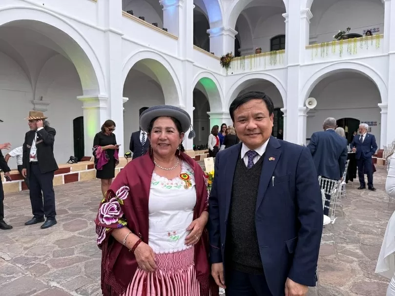 Đại sứ Bùi Văn Nghị và Bộ trưởng Bộ Ngoại giao Celinda Sosa Lunda. Đại sứ Bùi Văn Nghị và Bộ trưởng Bộ Ngoại giao Celinda Sosa Lunda.