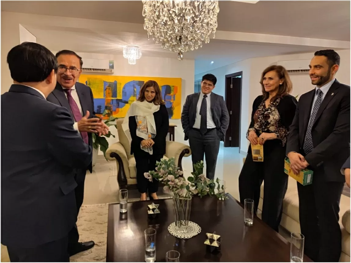 Đại sứ Bùi Văn Nghị gặp gỡ một số doanh nghiệp nổi bật của phía Bolivia. Đại sứ Bùi Văn Nghị gặp gỡ một số doanh nghiệp nổi bật của phía Bolivia.