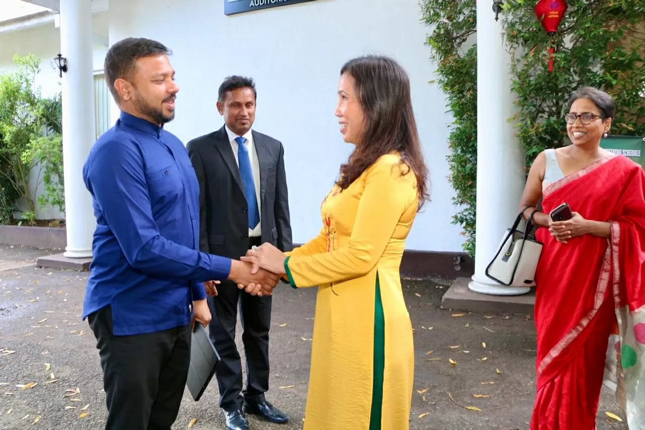 Xin chào Thứ trưởng Arun Hemachandra! Tôi rất vui được gặp lại Ông! Xin chào Thứ trưởng Arun Hemachandra! Tôi rất vui được gặp lại Ông!