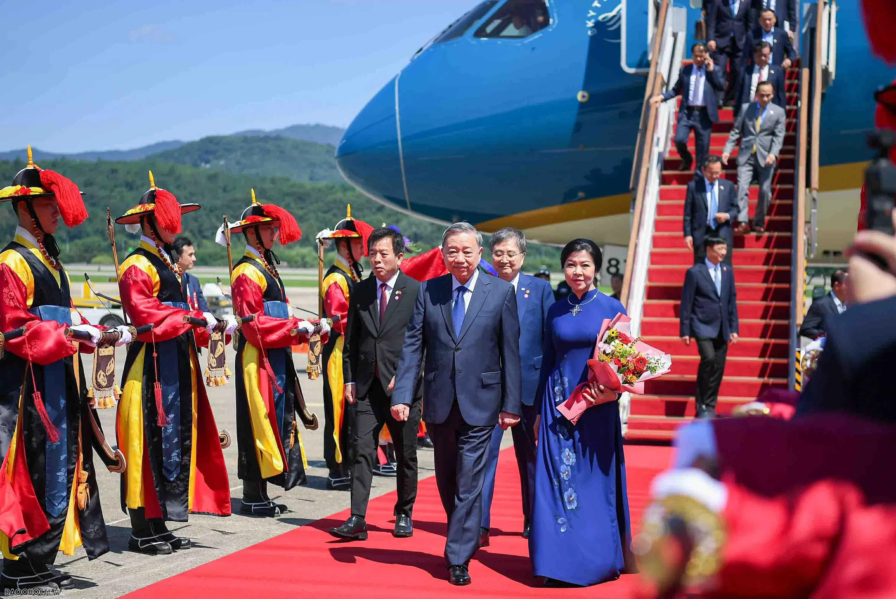 Tổng Bí thư Tô Lâm và Phu nhân đến Seoul, bắt đầu chuyến thăm cấp Nhà nước Hàn Quốc Tổng Bí thư Tô Lâm và Phu nhân đến Seoul, bắt đầu chuyến thăm cấp Nhà nước Hàn Quốc