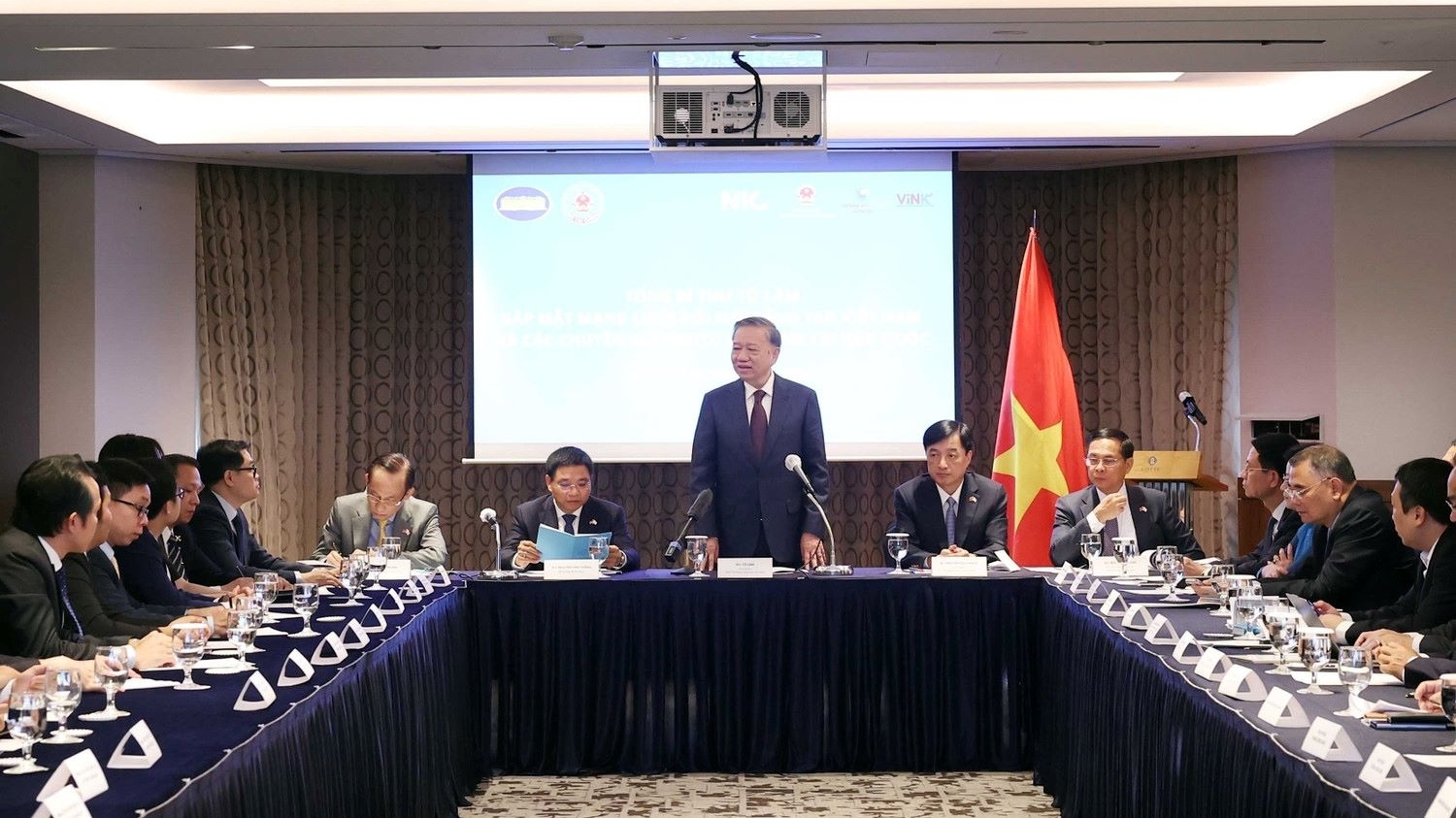 tong bi thu gap mat thanh vien mang luoi doi moi sang tao viet nam tai han quoc