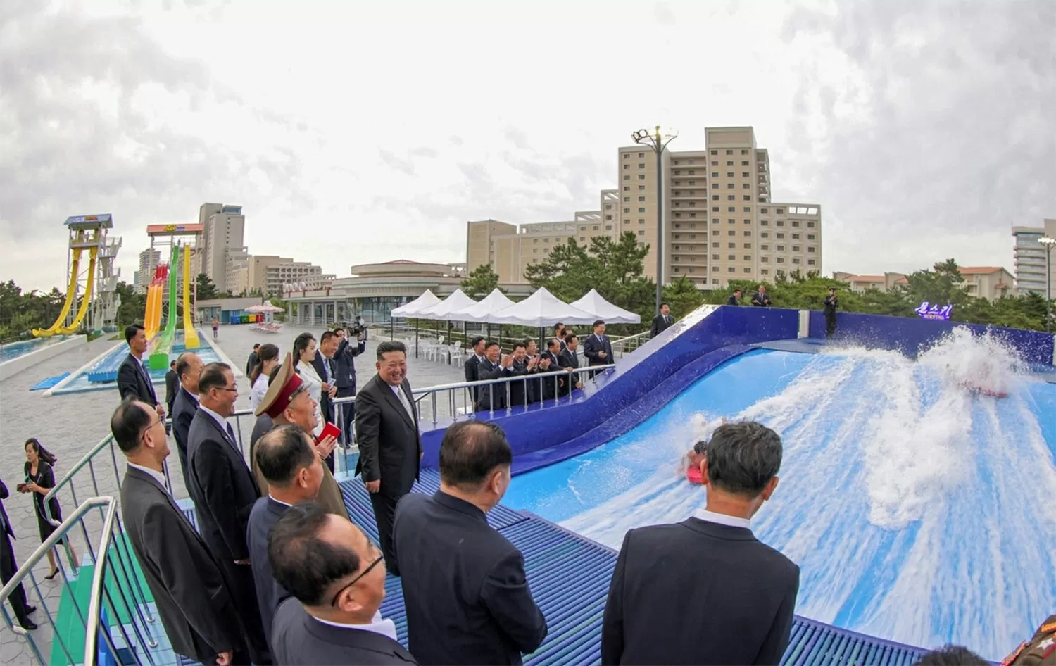 Các quan chức Triều Tiên dự lễ khánh thành khu nghỉ dưỡng. Ảnh: NKNews
