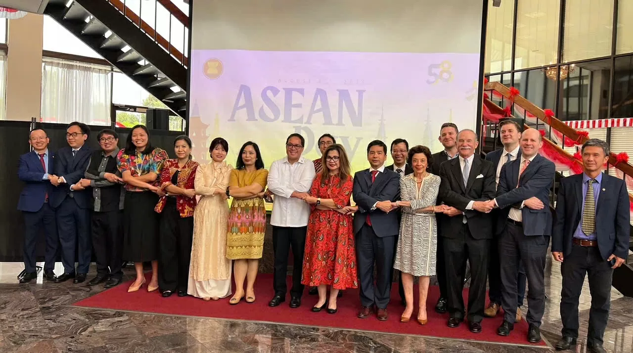 Các đại biểu chụp ảnh tại lễ kỷ niệm. Các đại biểu chụp ảnh tại lễ kỷ niệm.