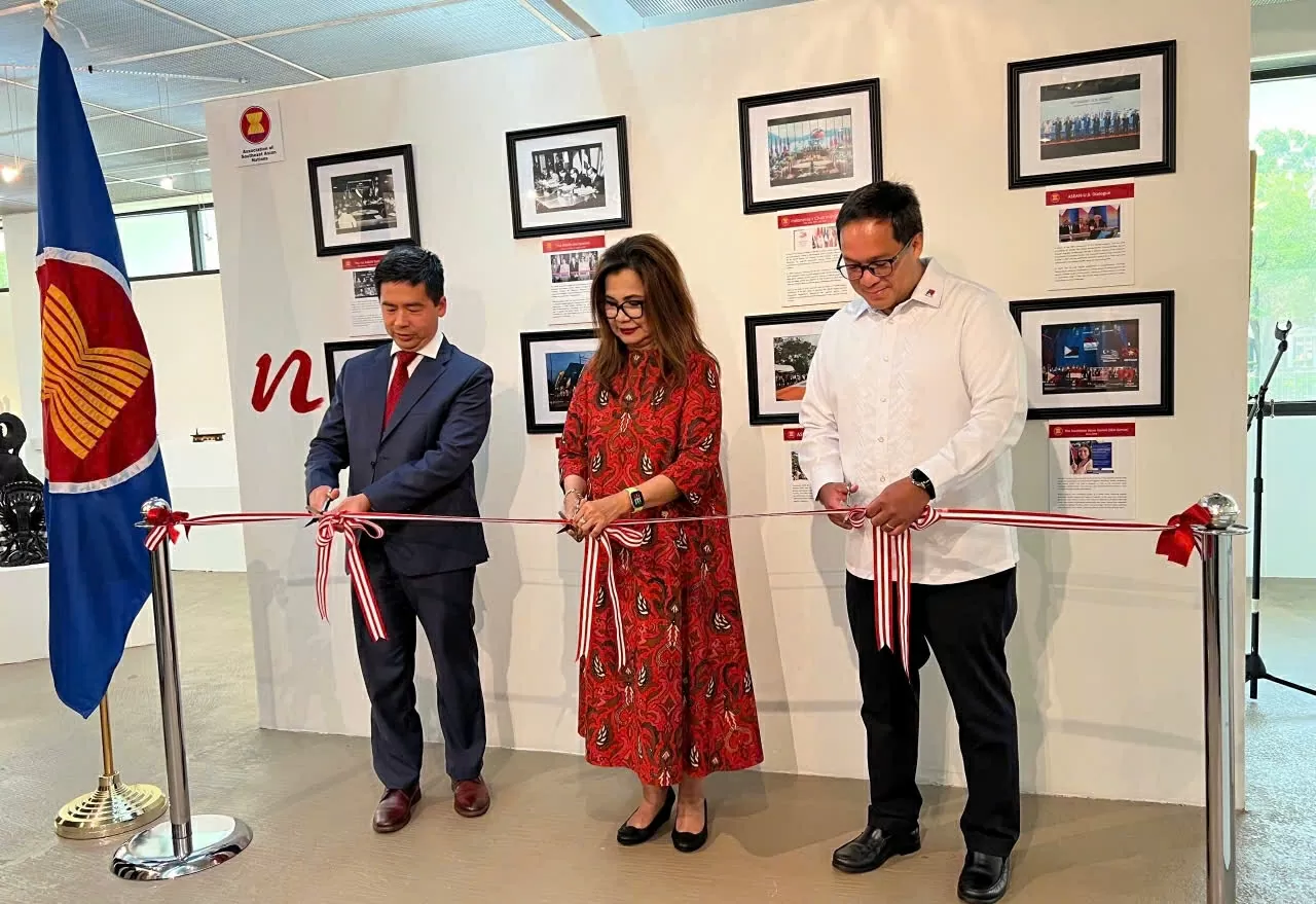 Tổng lãnh sự quán các nước ASEAN đã cắt băng khánh thành Góc ASEAN.