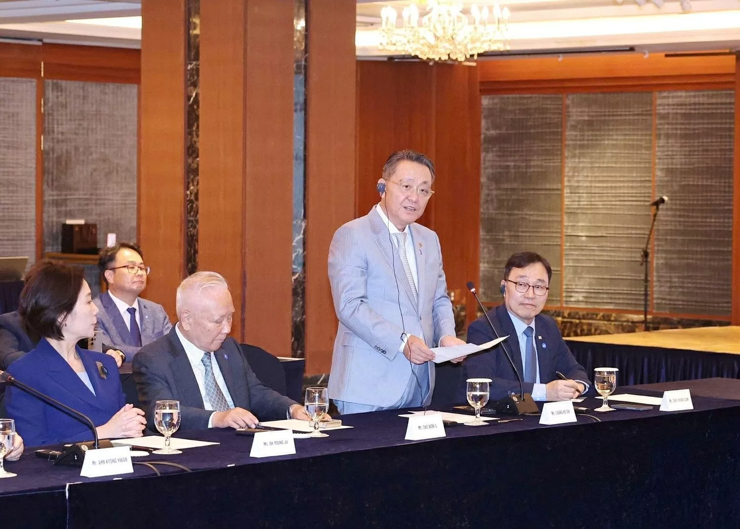 Ông Chang Ho Ick, Chủ tịch Hội những người Hàn Quốc yêu Việt Nam, đại diện những người bạn Hàn Quốc phát biểu tại buổi gặp mặt. (Ảnh: Thống Nhất/TTXVN)