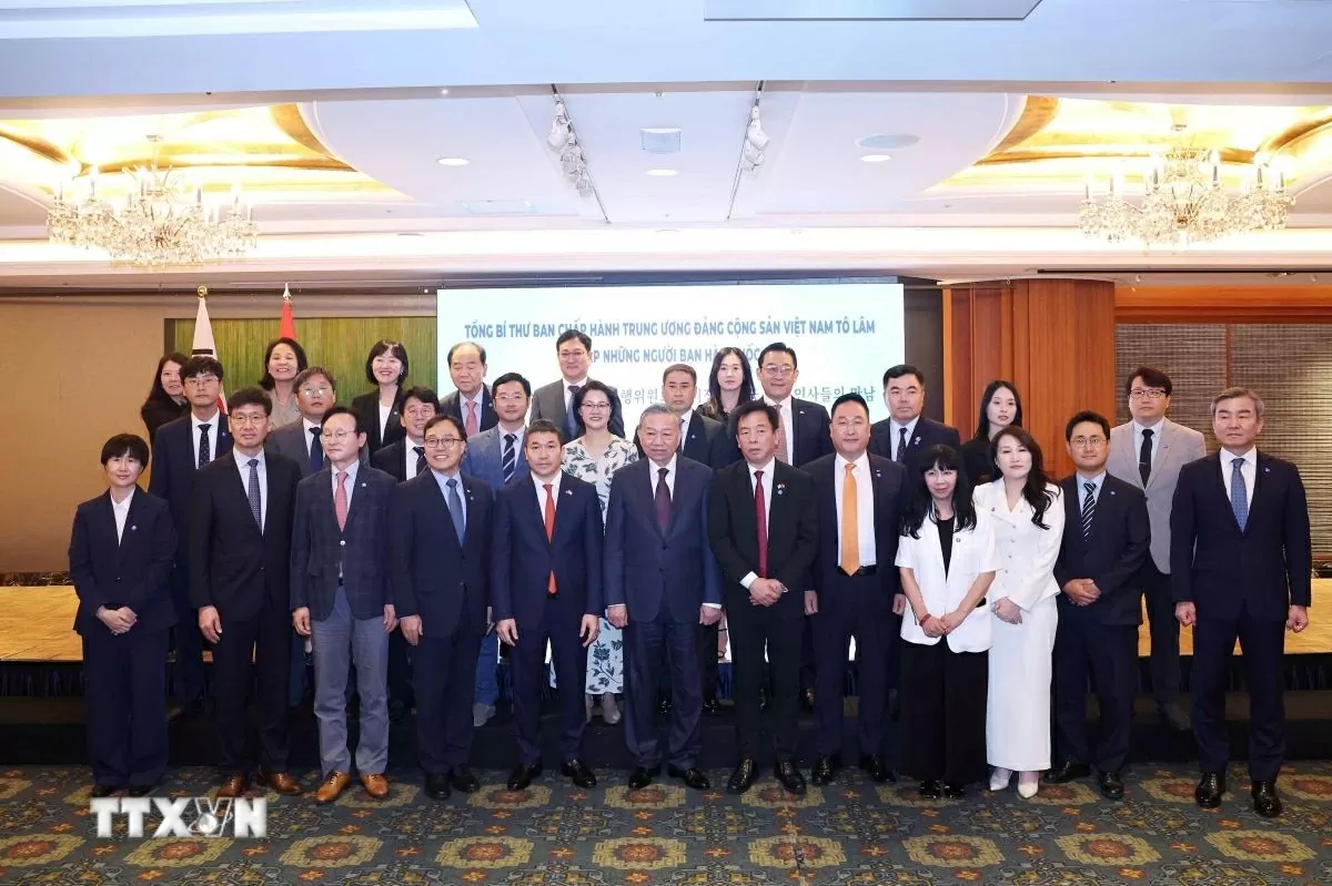 Tổng Bí thư Tô Lâm cùng các đại biểu tham dự buổi gặp. (Ảnh: Thống Nhất/TTXVN)