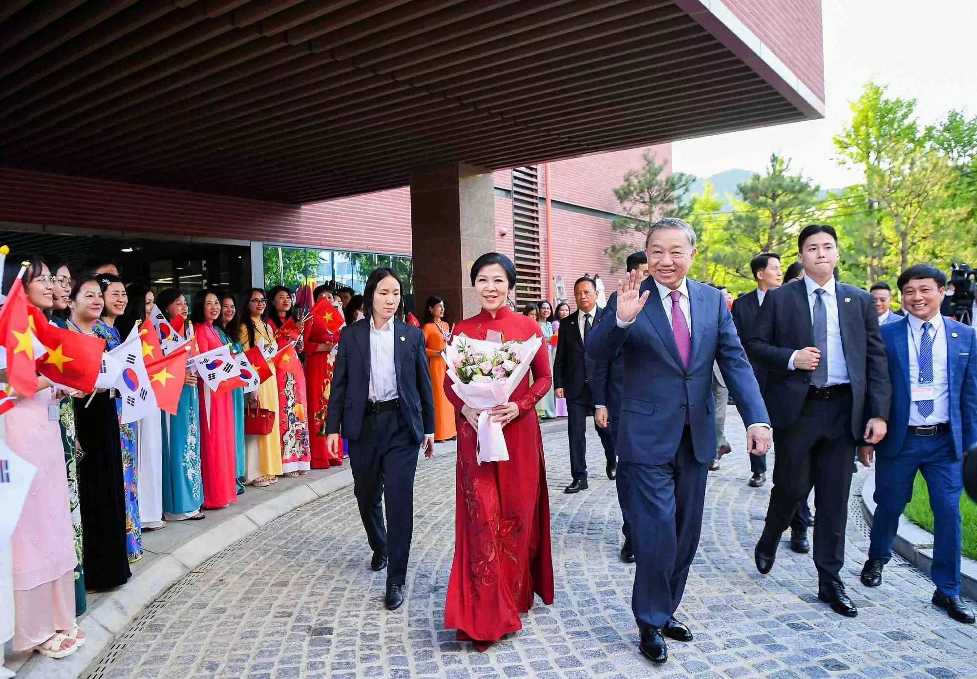 Tổng Bí thư Tô Lâm dự Lễ khánh thành tượng Chủ tịch Hồ Chí Minh tại Hàn Quốc Tổng Bí thư Tô Lâm dự Lễ khánh thành tượng Chủ tịch Hồ Chí Minh tại Hàn Quốc