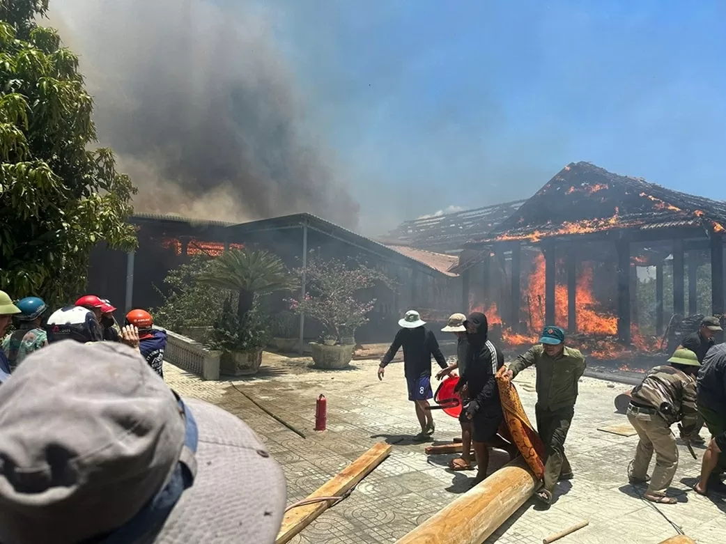 Hà Tĩnh: Vụ hoả hoạn làm cháy 5 ngôi nhà gỗ có thể do chập điện Hà Tĩnh: Vụ hoả hoạn làm cháy 5 ngôi nhà gỗ có thể do chập điện